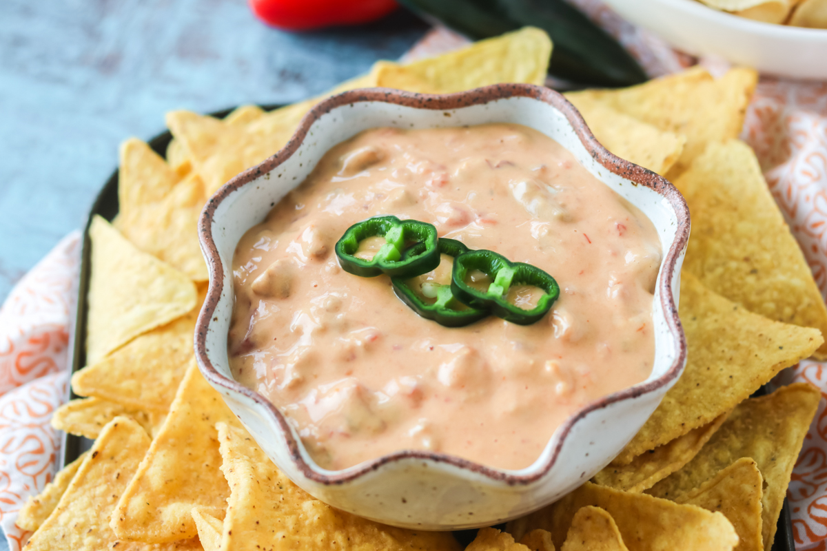 https://easyrecipesfromhome.com/wp-content/uploads/2012/09/Crocpot-Queso-FEATURE.jpg