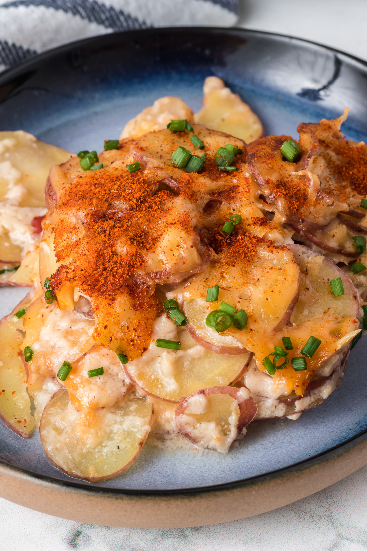 Make these easy, cheesy Slow Cooker Scalloped Potatoes to accompany any main dish! With only about 20 minutes of prep time, these Crockpot scalloped potatoes are an easy side dish to make for busy weeknights or anytime you don’t really feel like cooking! via @foodhussy