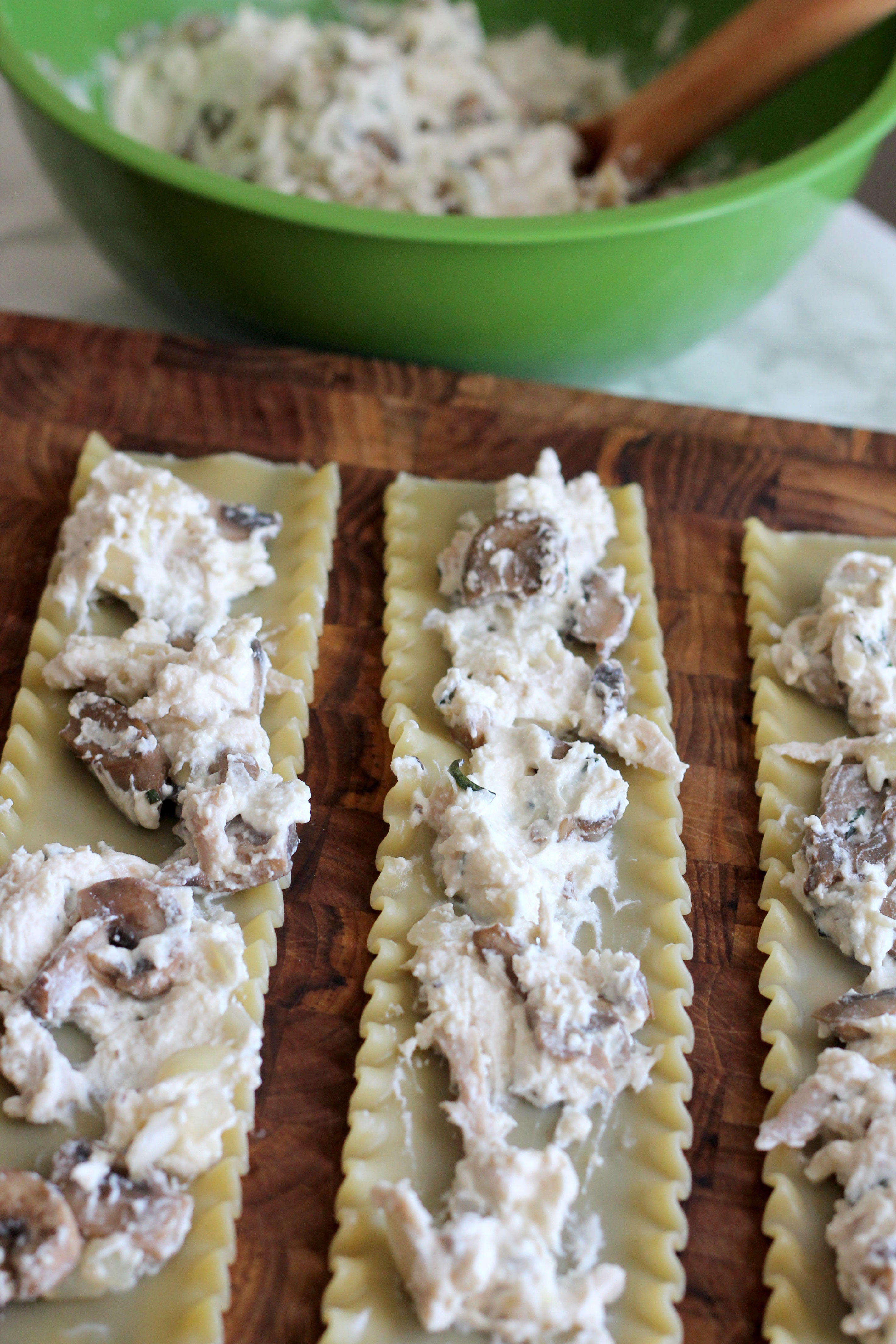 Chicken Alfredo Lasagna Roll Ups - filled with ricotta, mozzarella, chicken, mushrooms, onions, and rosemary then topped with a rich and creamy Alfredo sauce