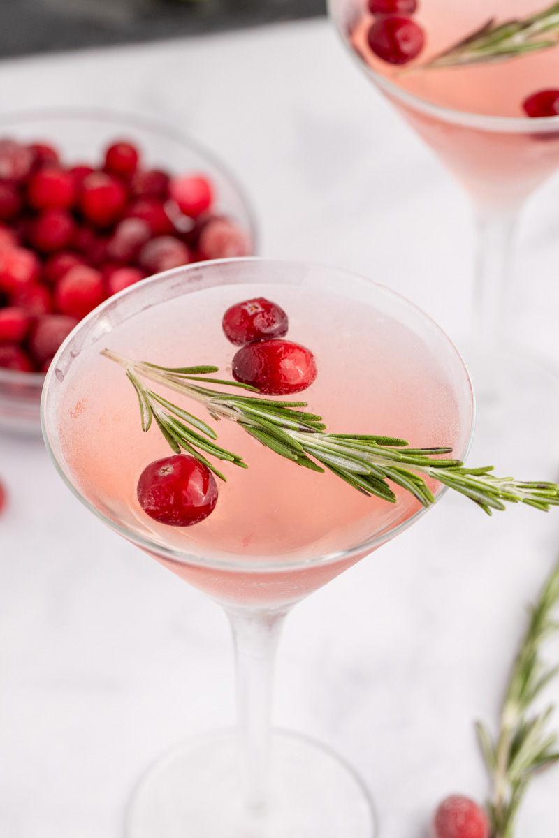 Make your own rosemary simple syrup for this delicious Winter Cosmopolitan! It’s the perfect drink for the winter season. Enjoy the holiday flavors of cranberry and rosemary with a romantic dinner or ring in the new year with a loved one! via @foodhussy