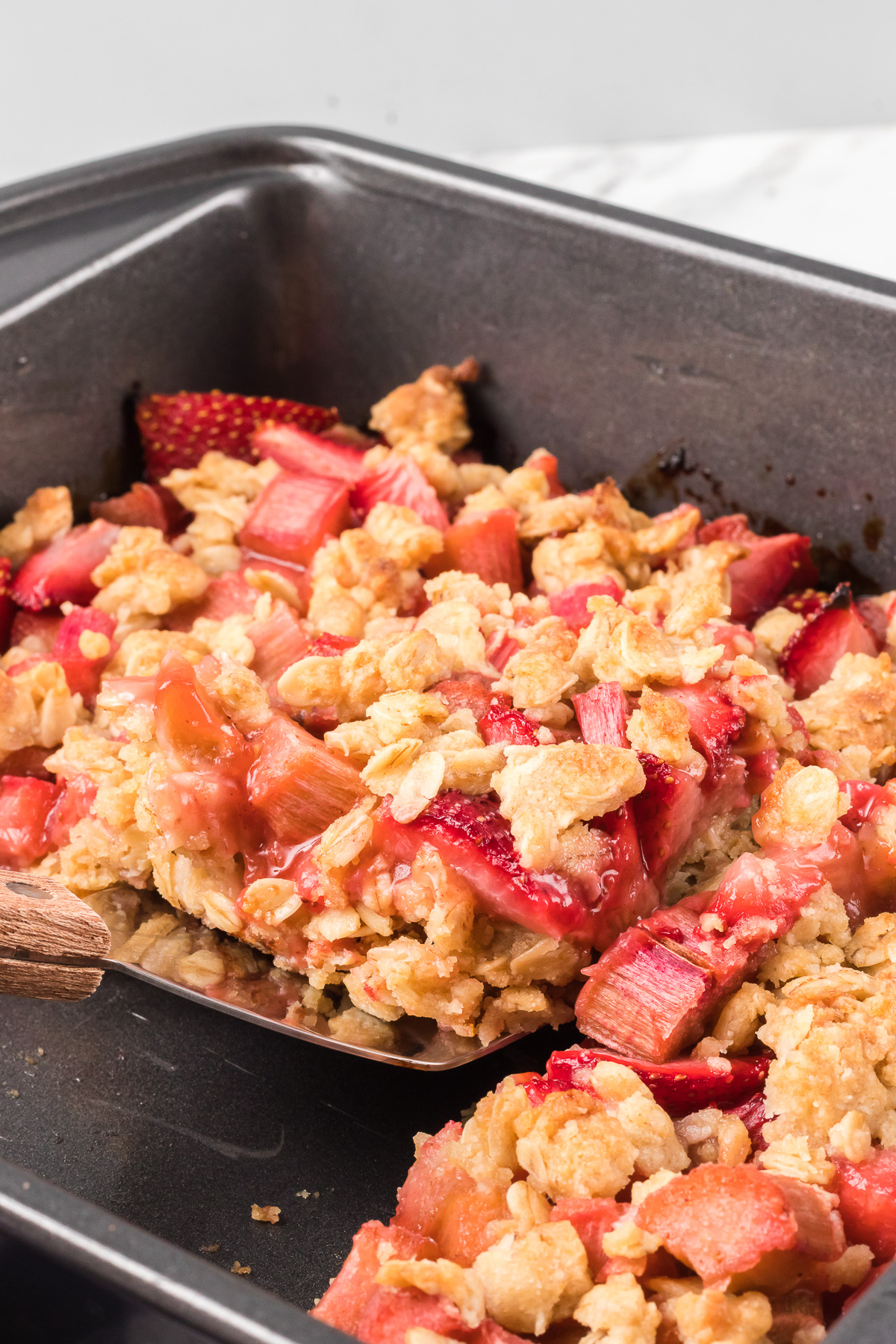Strawberry Rhubarb Oatmeal Bars combine tart rhubarb and fresh strawberries for the perfect pairing of springtime flavors!! These rich oatmeal bars are perfect for a filling breakfast or an after-dinner treat! via @foodhussy