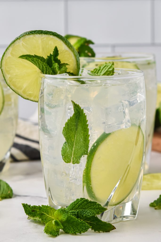 Mint, lime, rum, and simple syrup make a Mojito.